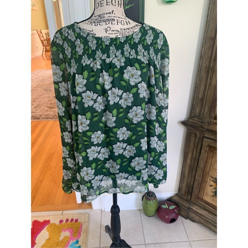Draper James Green w/White flowers Top
